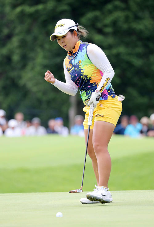優勝しガッツポーズする浅井（撮影・鈴木正人）