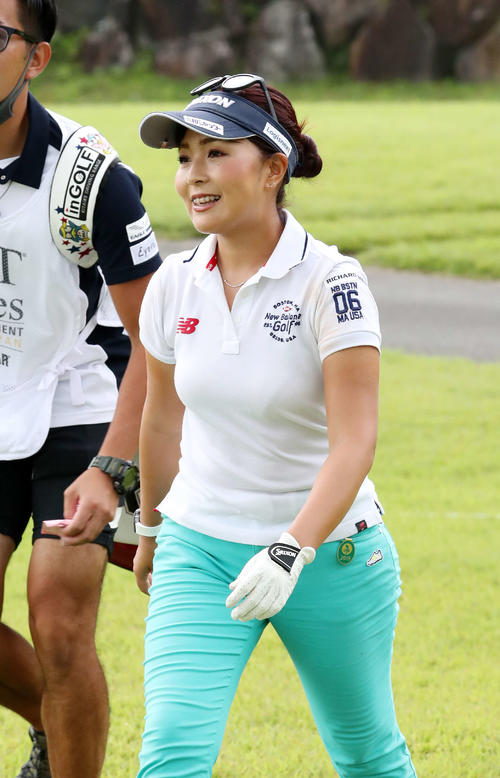 9番、ティーショット後、笑顔を見せる青木瀬令奈（撮影・鈴木正人）