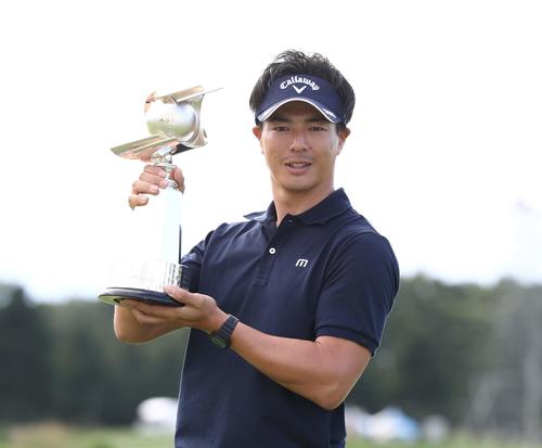 セガサミーカップ2019を制して優勝杯を掲げる石川（撮影・黒川智章）