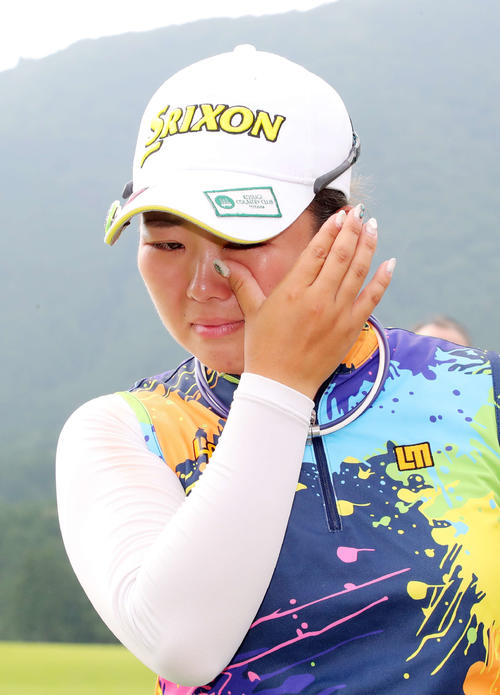 優勝インタビュー時、涙を見せる浅井（撮影・鈴木正人）