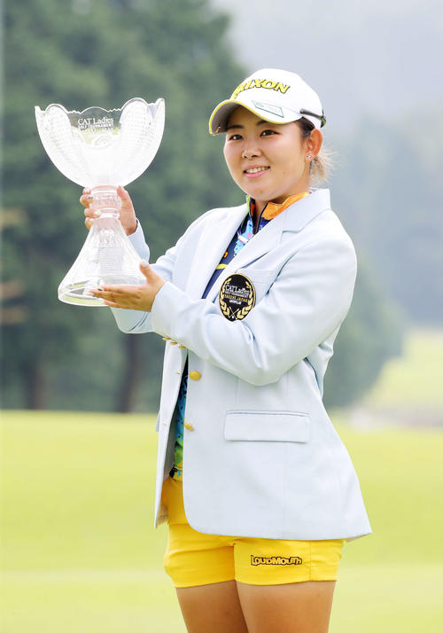 優勝トロフィーを手に笑顔を見せる浅井（撮影・鈴木正人）