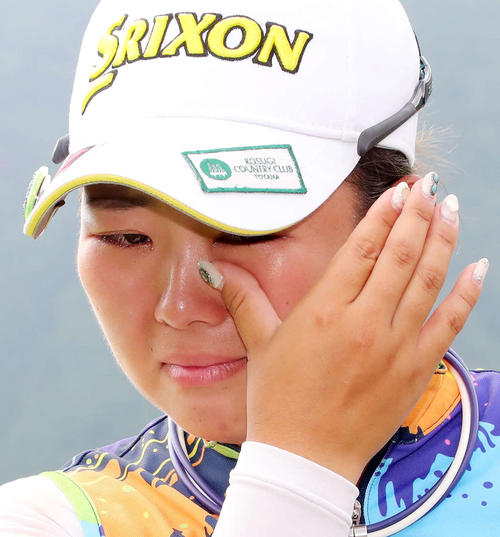 優勝インタビューで涙を見せる浅井（撮影・鈴木正人）
