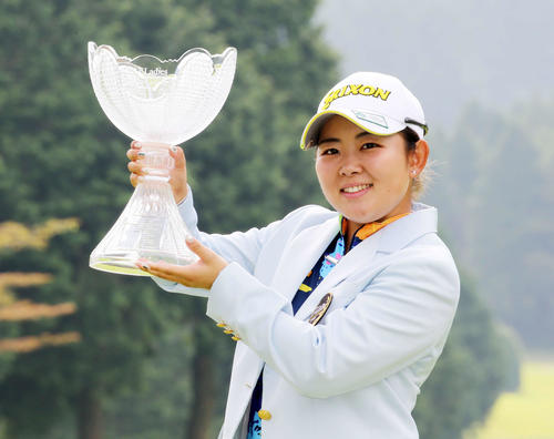優勝トロフィーを手に笑顔を見せる浅井（撮影・鈴木正人）