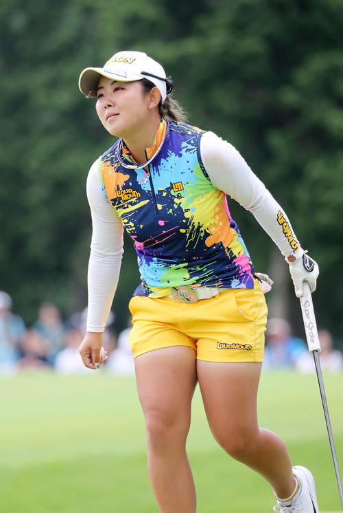 優勝し満足そうな表情を見せる浅井（撮影・鈴木正人）