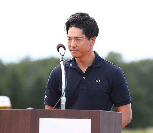 セガサミーカップ2019　最終日　優勝スピーチで目元を赤くし義母が亡くなったことを話す石川（撮影・黒川智章）