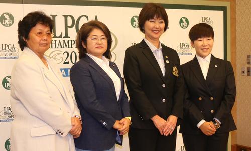 記者会見で笑顔を見せる左から左から岡本綾子、原田香里、小林浩美、申ジエ
