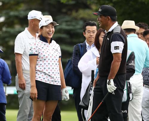 ニトリレディス　プロアマ　スタート前、中嶋常幸氏（右）と談笑する渋野（撮影・黒川智章）