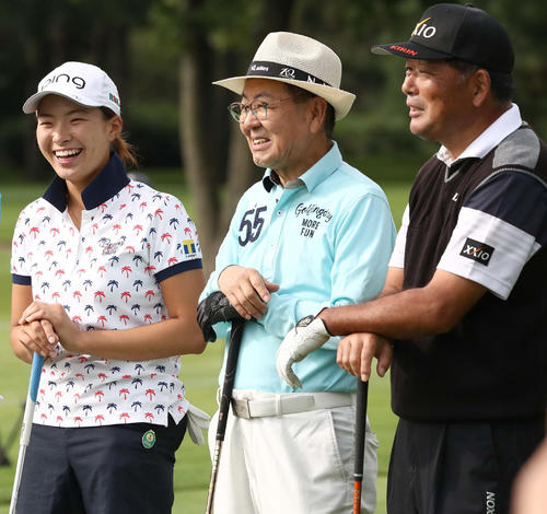 ニトリレディース　プロアマ　スタート前に右から中嶋、ニトリの似鳥会長と記念撮影する渋野（撮影・黒川智章）