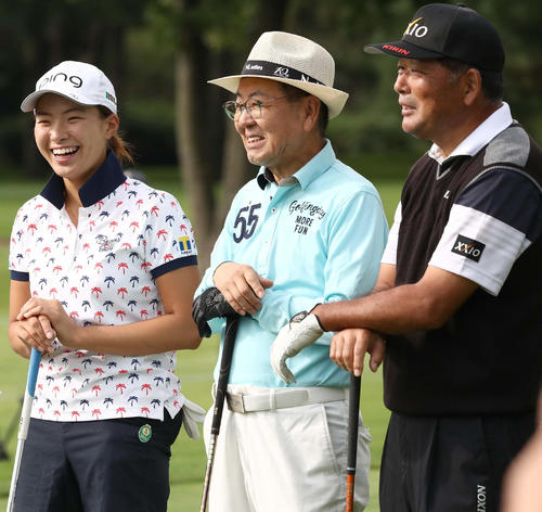 ニトリレディース　プロアマ　スタート前に右から中嶋氏、ニトリの似鳥会長と記念撮影する渋野（撮影・黒川智章）