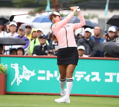 10番、ティーショットを放つイ・ボミ（撮影・黒川智章）