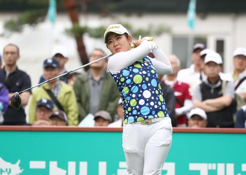 10番、ティーショットを放つ浅井（撮影・黒川智章）