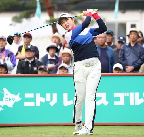 10番、ティーショットを放つ小祝（撮影・黒川智章）