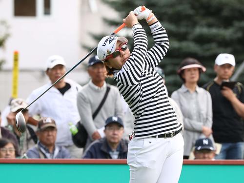 ニトリレディス　第2日目　1番、ティーショットを放つ宮里（撮影・黒川智章）