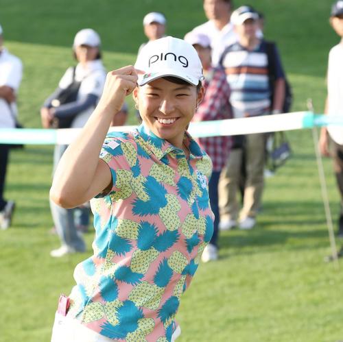 ホールアウト後、帽子を指さし笑顔の渋野（撮影・黒川智章）