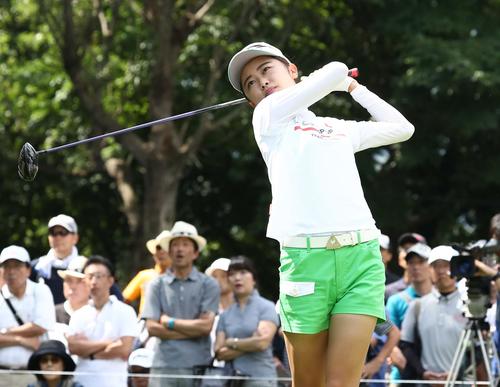 ニトリレディース　第3日　9番、ティーショットを放つ安田（撮影・黒川智章）