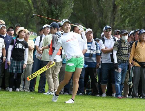 ニトリレディス　第3日目　6番、セカンドショットをラフから放ち笑顔の安田（撮影・黒川智章）
