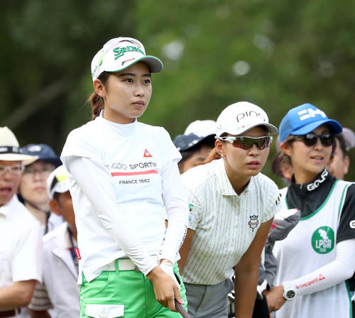 8番、安田祐香（左）の隣で打球を見つめる渋野日向子（撮影・黒川智章）