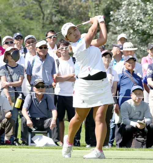 5番、ティーショットを放つ鈴木（撮影・黒川智章）