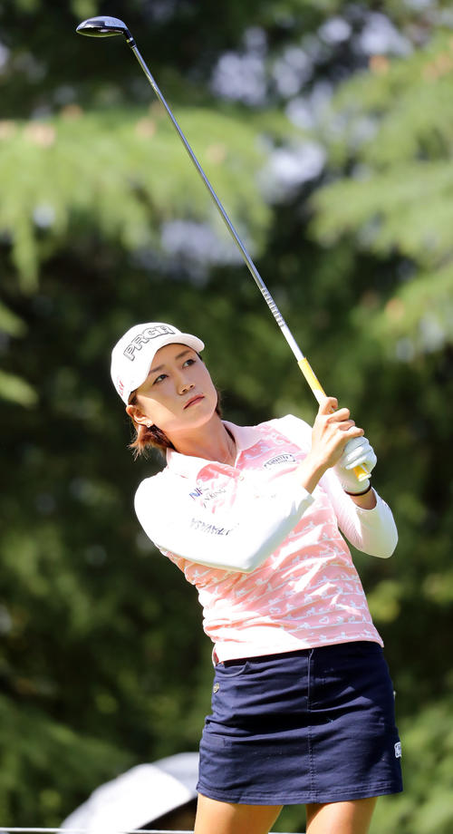2番ティーショットを放つ原江里菜（撮影・浅見桂子）