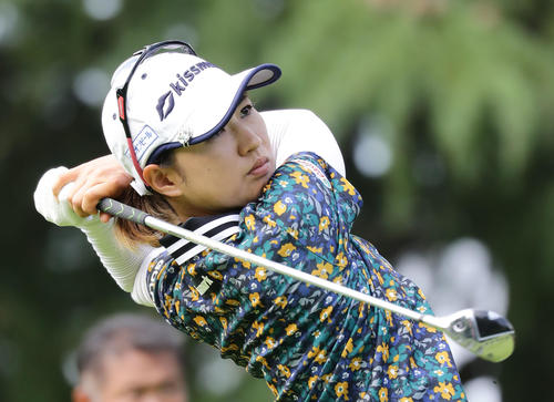 2番ティーショットを放つ川満（撮影・浅見桂子）