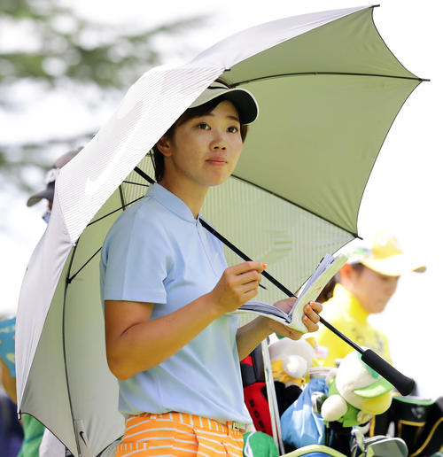 2番ティーを日傘を差して待つ葭葉（撮影・浅見桂子）