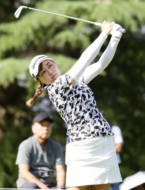 2番ティーショットを放つ小貫（撮影・浅見桂子）
