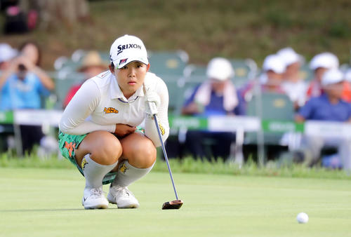 18番グリーンで、パットのラインを読む浅井咲希（撮影・浅見桂子）