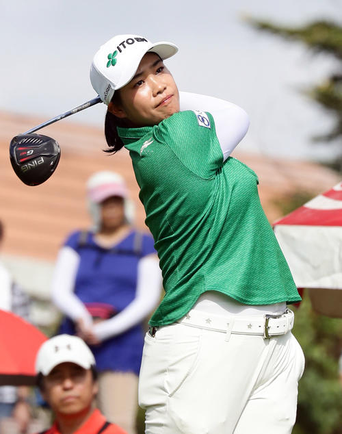 1番ティーショットを放つ濱田（撮影・浅見桂子）