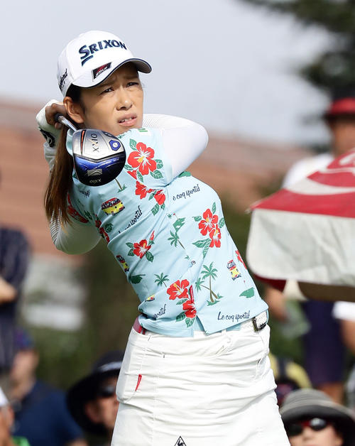 1番ティーショットを放つ小橋（撮影・浅見桂子）