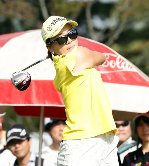 1番ティーショットを放つ有村（撮影・浅見桂子）