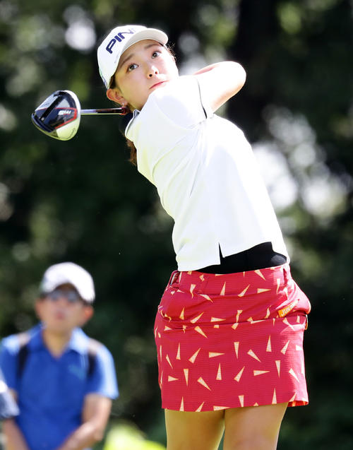 3番ティーショットを放つ吉川（撮影・浅見桂子）