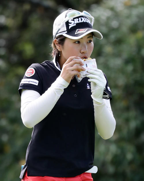 3番ティーで、パンをほおばる小野（撮影・浅見桂子）