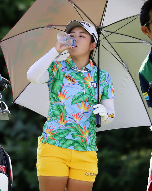 3番ティーで水を飲む浅井（撮影・浅見桂子）