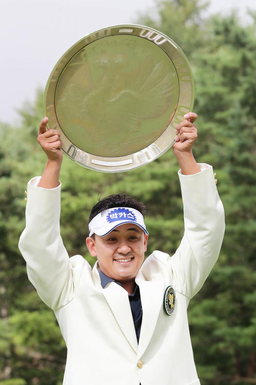 フジサンケイクラシック　3年ぶりのツアー優勝を決め笑顔で優勝トロフィーを掲げる朴相賢（撮影・丹羽敏通）