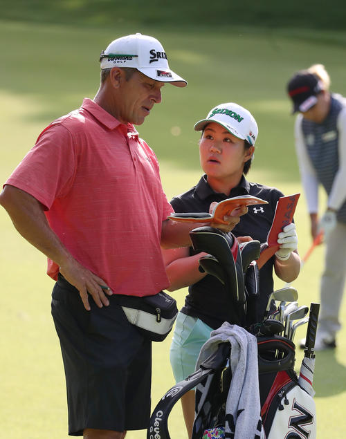 コニカミノルタ杯　練習ラウンド　コーチと会話する畑岡奈紗（右）（撮影・白石智彦）