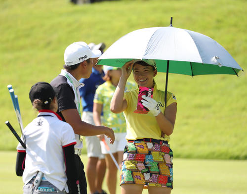 コニカミノルタ杯　練習ラウンド　日傘を差してコーチと笑顔で会話する渋野日向子（右）（撮影・白石智彦）