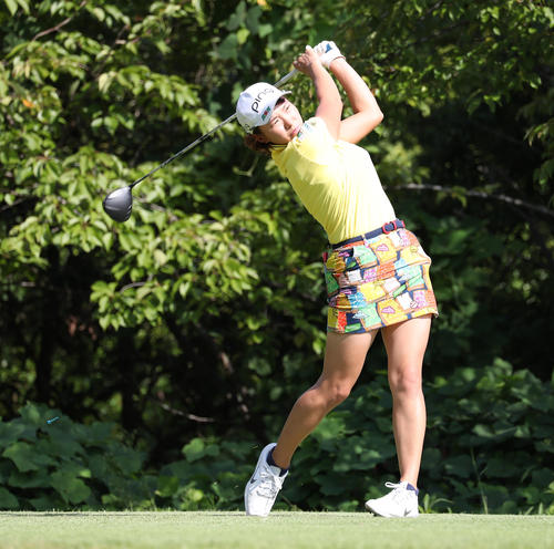 コニカミノルタ杯　練習ラウンド　12番　ティーショットを放つ渋野日向子（撮影・白石智彦）