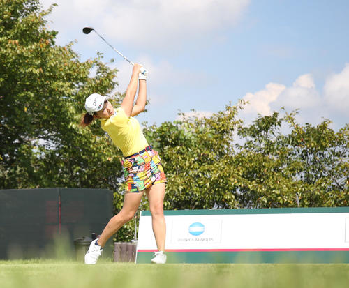 コニカミノルタ杯　練習ラウンド　15番　ティーショットを放つ渋野日向子（撮影・白石智彦）