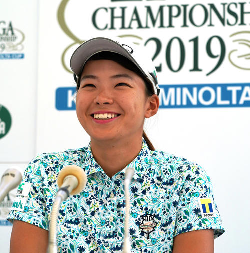 日本女子プロ選手権コニカミノルタ杯　プロアマ大会のラウンドを終え会見に臨む渋野日向子（撮影・清水貴仁）