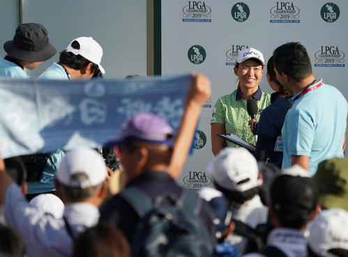 日本女子プロ選手権コニカミノルタ杯　第1R　初日のラウンドを終えインタビューにこたえる渋野日向子（撮影・清水貴仁）