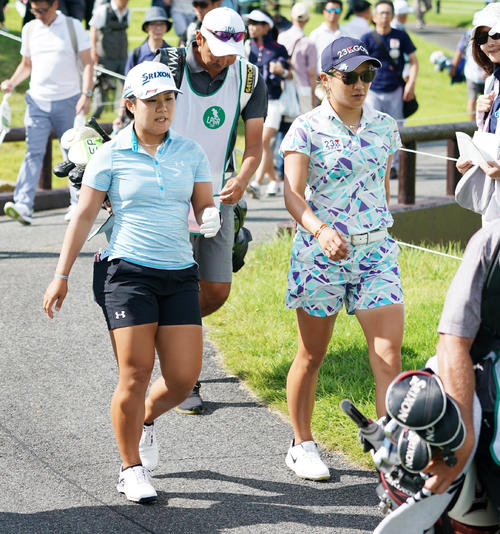 日本女子プロ選手権コニカミノルタ杯　第1R　18番、第1打を打ち終え話ながら移動する畑岡奈紗（左）と成田美寿々（撮影・清水貴仁）