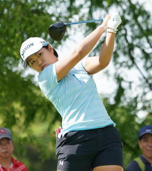 日本女子プロ選手権コニカミノルタ杯　第1R　18番、ティーショットを放つ畑岡奈紗（撮影・清水貴仁）