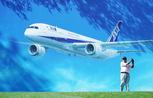 ANAオープン第1ラウンド　16番、巨大な飛行機の絵を背景にティーショットを放つ尾崎（撮影・加藤諒）