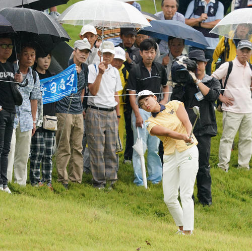 日本女子プロ選手権コニカミノルタ杯　第2R　16番、グリーン横のラフから第3打を放つも渋野日向子（撮影・清水貴仁）