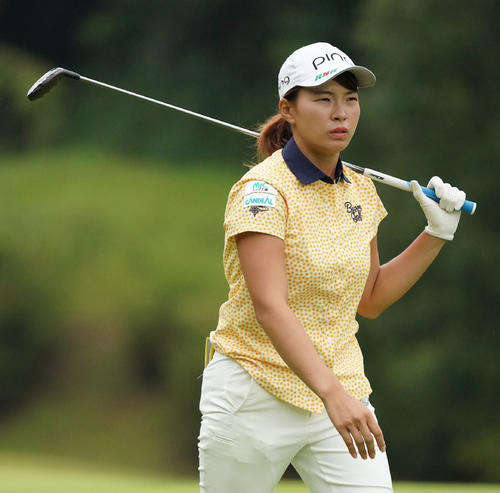 日本女子プロ選手権コニカミノルタ杯　第2R　13番、第2打を放つ渋野日向子（撮影・清水貴仁）
