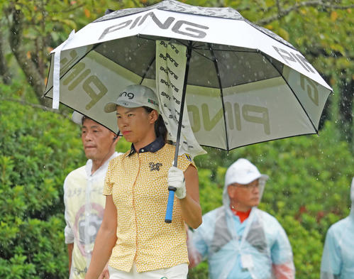 日本女子プロ選手権コニカミノルタ杯　第2R　14番、雨のなかプレーする渋野日向子（撮影・清水貴仁）＝2019年9月13日、チェリーヒルズGC