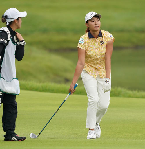 日本女子プロ選手権コニカミノルタ杯　第2R　18番、第3打がバンカーにつかまりがっくりする渋野日向子（撮影・清水貴仁）