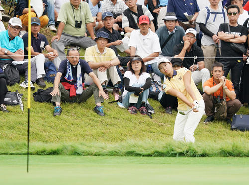 日本女子プロ選手権コニカミノルタ杯　第2R　5番、ラフから第3打を放つ渋野日向子（撮影・清水貴仁）