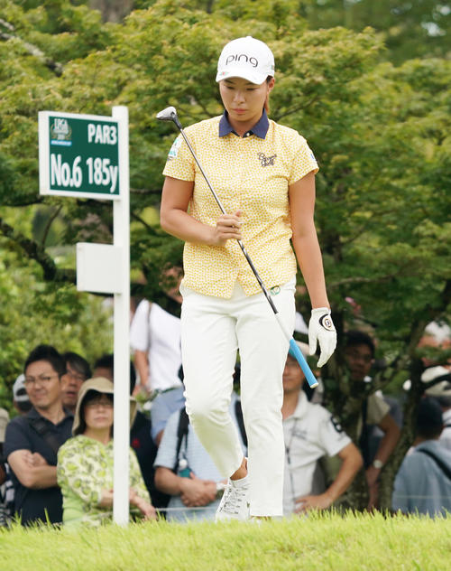 日本女子プロ選手権コニカミノルタ杯　第2R　6番、暗い表情を見せる渋野日向子（撮影・清水貴仁）