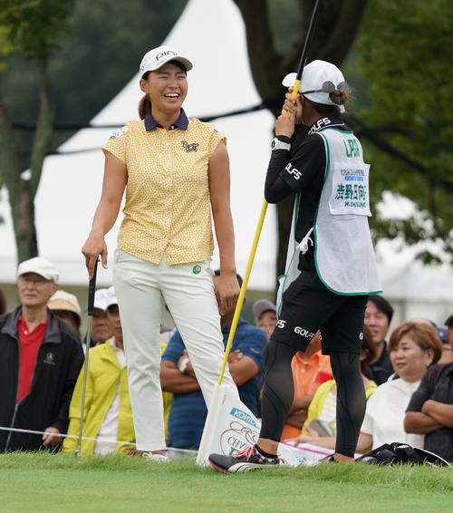 日本女子プロ選手権コニカミノルタ杯　第2R　9番、バーディーチャンスにつけ笑顔をみせる渋野日向子（撮影・清水貴仁）